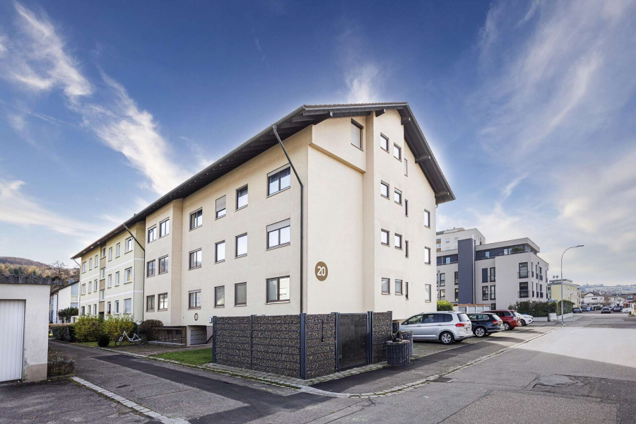 Hausansicht - FAMILIENWOHNUNG in Fahrnau: 4,5 Zimmer, Balkon, Gäste-WC, Keller & Garage