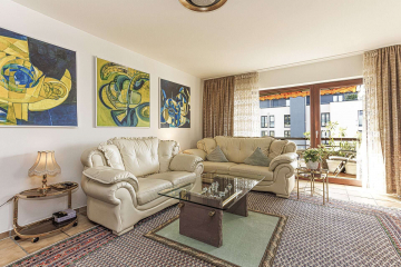 Wohnzimmer mit Balkonzugang - FAMILIENWOHNUNG in Fahrnau: 4,5 Zimmer, Balkon, Gäste-WC, Keller & Garage