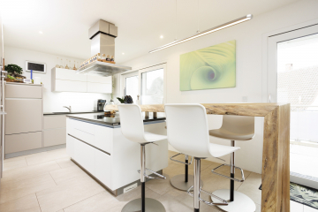 "Luxus trifft auf Nachhaltigkeit" 2-Zi Wohnung mit Traumaussicht in Bad Bellingen - Küche mit Zentralkochinsel