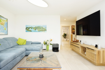 "Luxus trifft auf Nachhaltigkeit" 2-Zi Wohnung mit Traumaussicht in Bad Bellingen - Wohnzimmer
