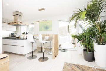 "Luxus trifft auf Nachhaltigkeit" 2-Zi Wohnung mit Traumaussicht in Bad Bellingen - Küche mit Holz Bar